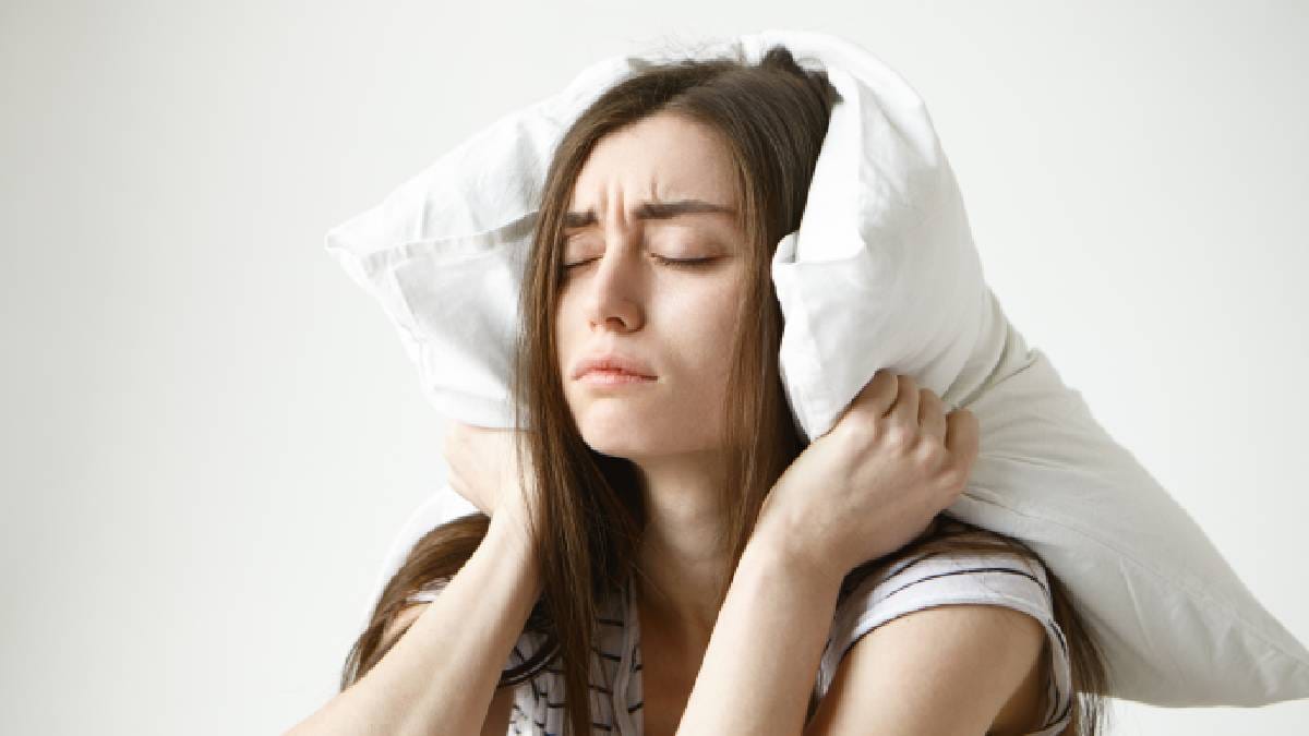 Ruídos, despertares frequentes e dificuldade para relaxar podem impedir que o sono chegue às fases mais reparadoras (Foto: Magnífico)