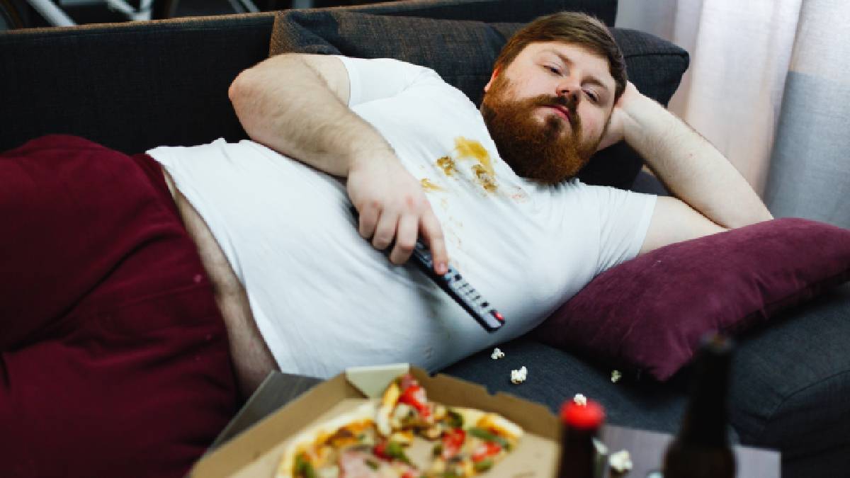 Sedentarismo, alimentação desequilibrada e noites mal dormidas estão entre os hábitos que podem drenar a energia do corpo (Foto: Magnific)