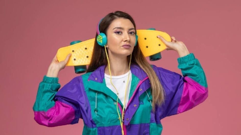 Cores vibrantes, fones com fio e acessórios chamativos ajudam a explicar por que a estética dos anos 2000 voltou a aparecer na moda e nas redes sociais (Foto: Magnific)