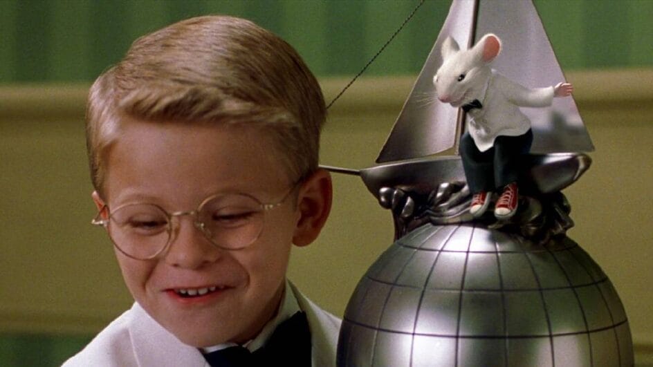 George e Stuart formaram uma das duplas mais carismáticas do cinema infantil, ajudando o filme a se tornar um fenômeno mundial de bilheteria. (Foto: Divulgação/Sony Pictures)