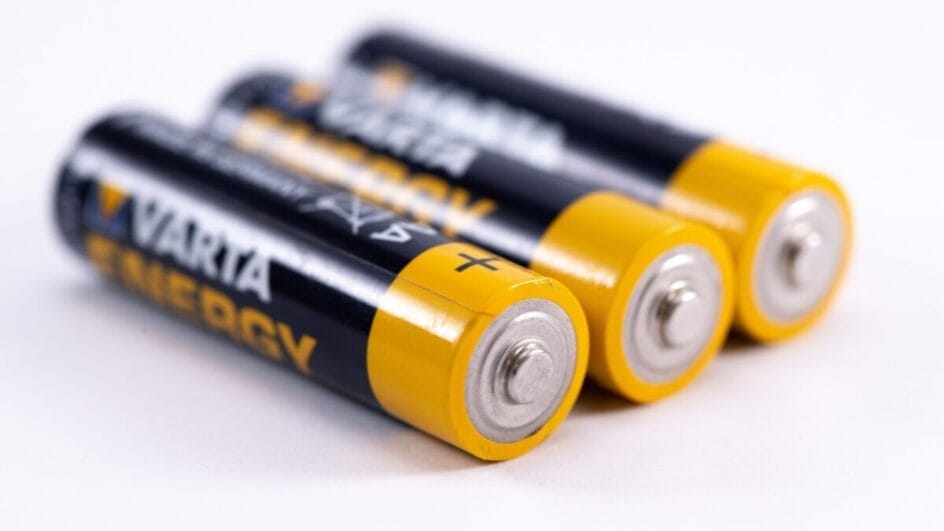 Embora pareçam apenas siglas, AA e AAA ajudam a identificar formatos padronizados que garantem a compatibilidade entre pilhas e aparelhos eletrônicos. (Foto: Pexels)