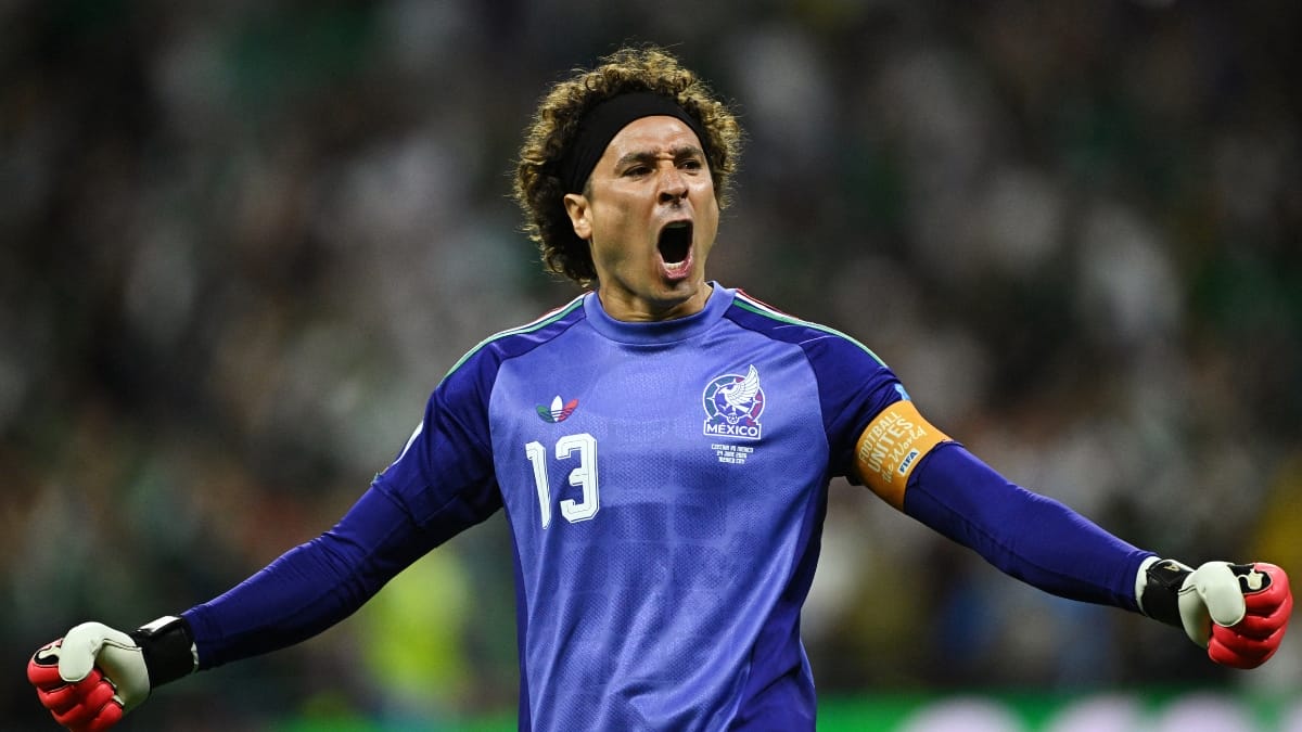Ochoa entrou no segundo tempo para quebrar recorde (Foto: REUTERS)