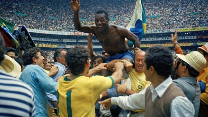 Foto mostra Pelé comemorando o terceiro título do Brasil na Copa do Mundo de 1970, no México