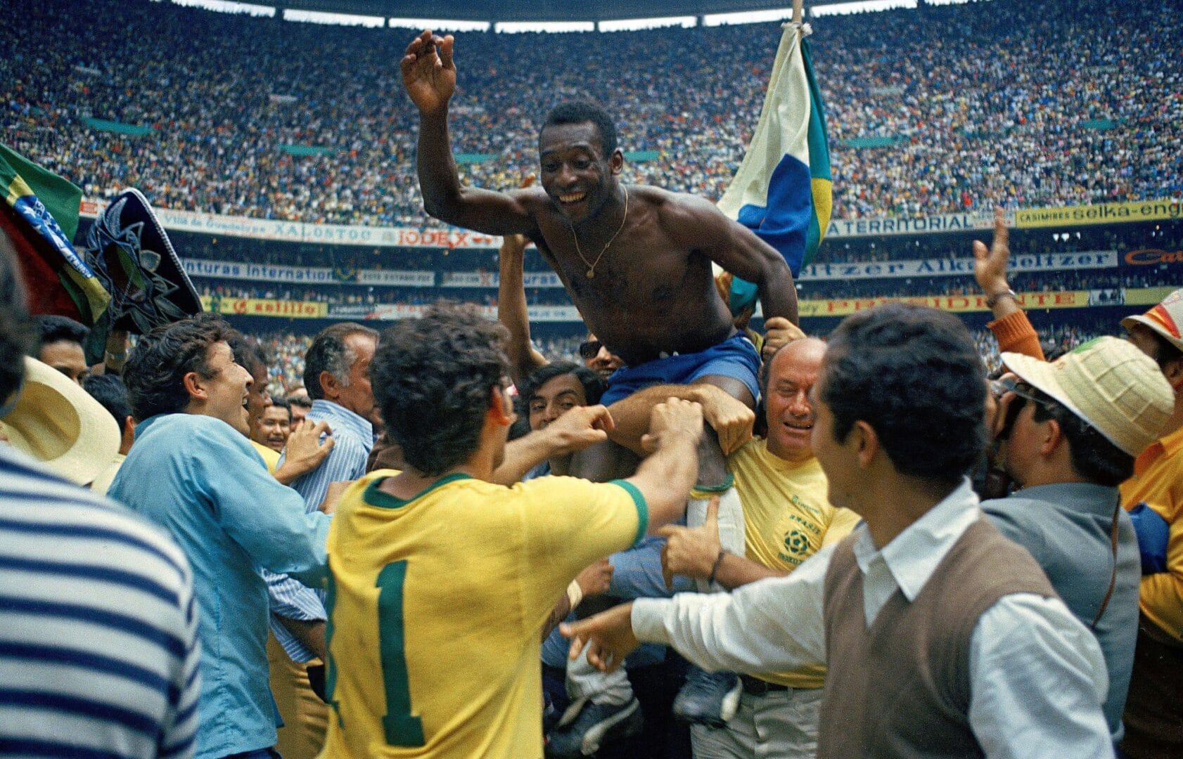 Foto mostra Pelé comemorando o terceiro título do Brasil na Copa do Mundo de 1970, no México