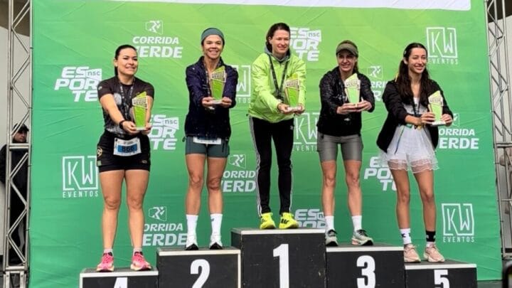 Pódio dos 5km feminino da Corrida Verde, em Blumenau