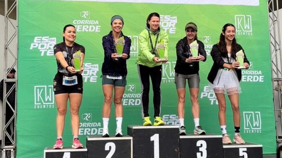 Pódio dos 5km feminino da Corrida Verde, em Blumenau