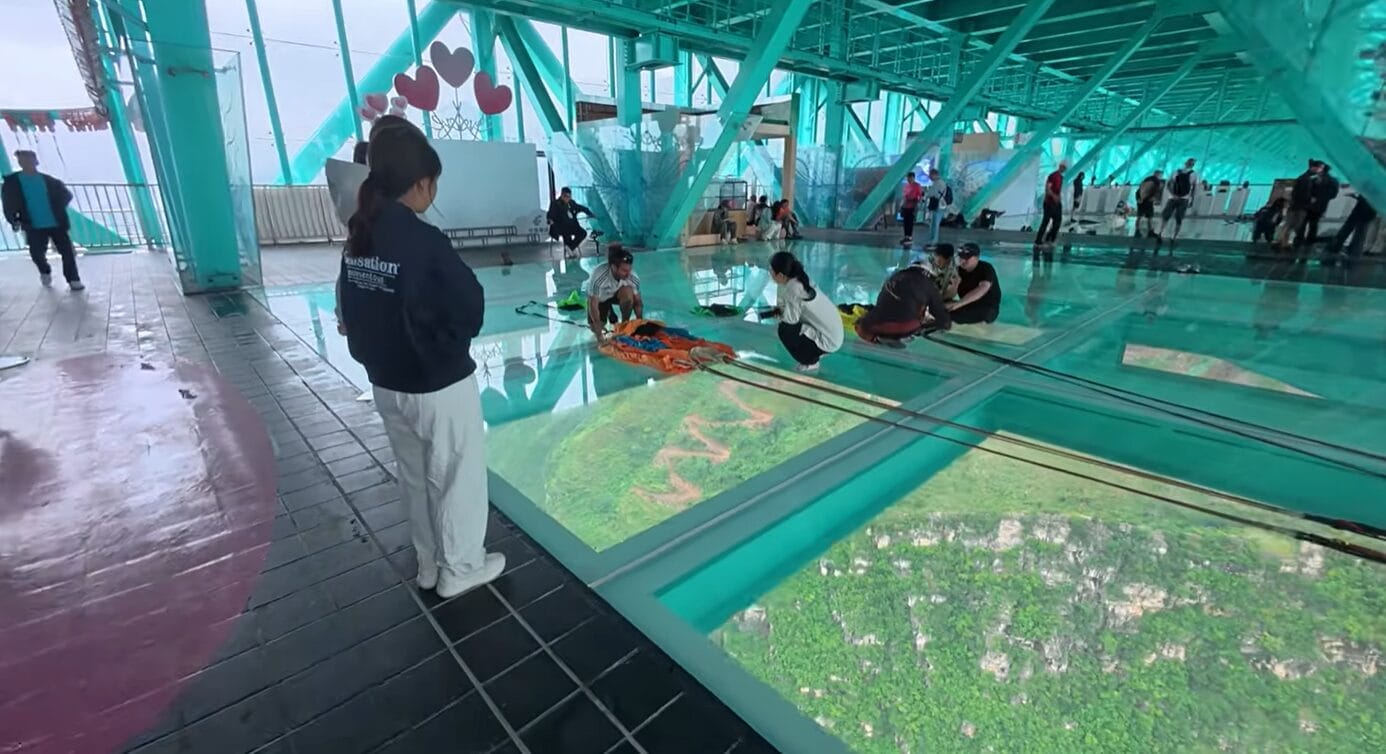 ponte do C&acirc;nion de Huajiang fica a 625 metros acima do vale