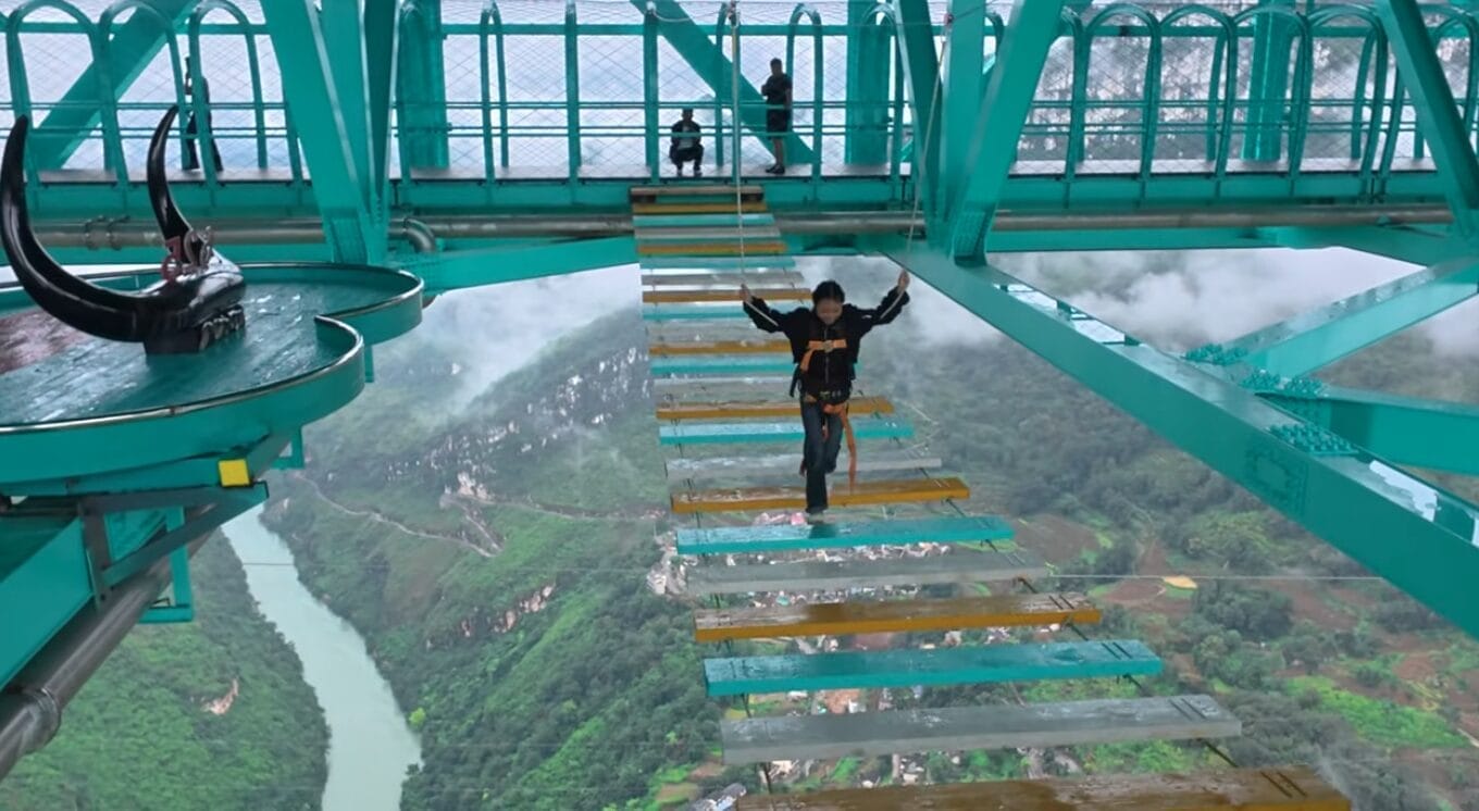 ponte do C&acirc;nion de Huajiang fica a 625 metros acima do vale