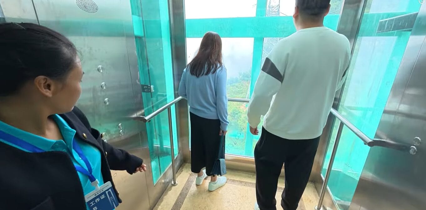 ponte do C&acirc;nion de Huajiang fica a 625 metros acima do vale