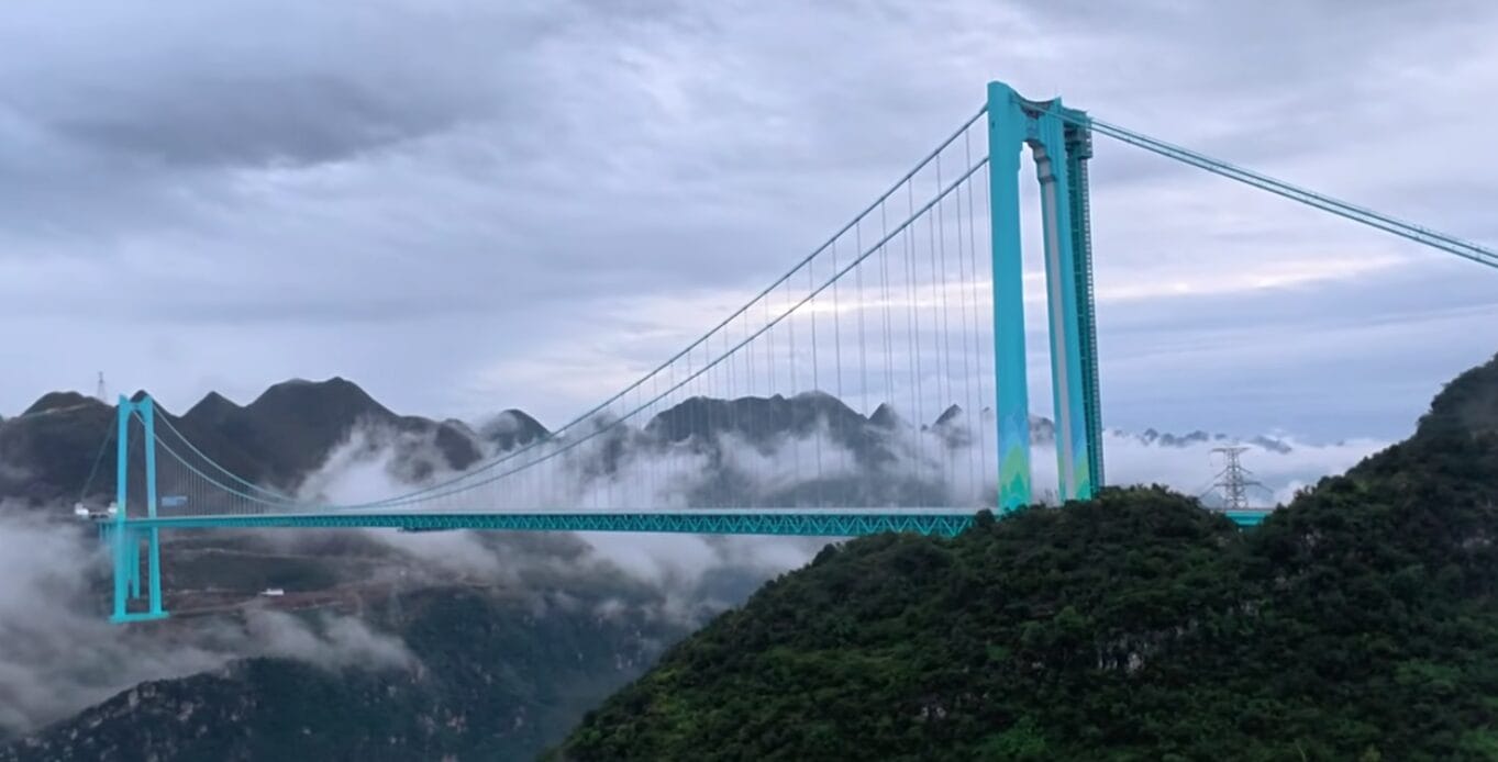 ponte do C&acirc;nion de Huajiang fica a 625 metros acima do vale