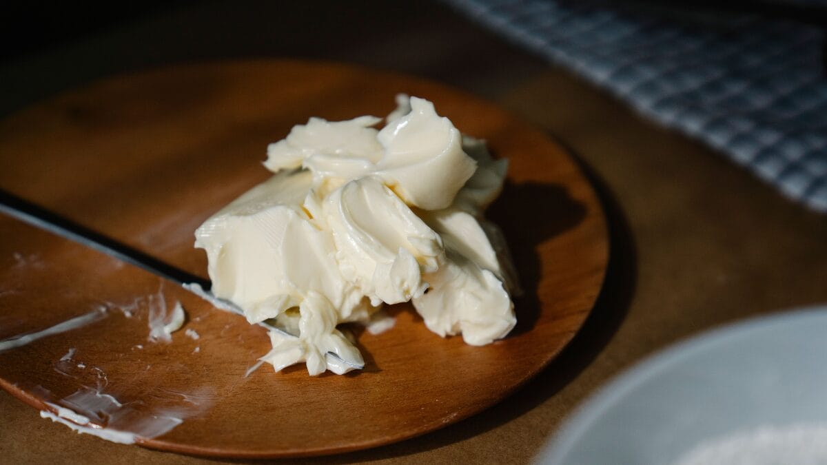 A cor amarelada da manteiga não é apenas aparência: ela tem relação com um pigmento natural presente no leite (Foto: Pexels)