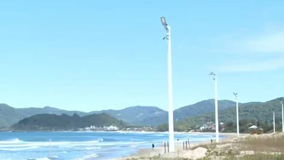 Postes instalados na Praia do Campeche, em Florianópolis (Foto Reprodução, NSC TV)