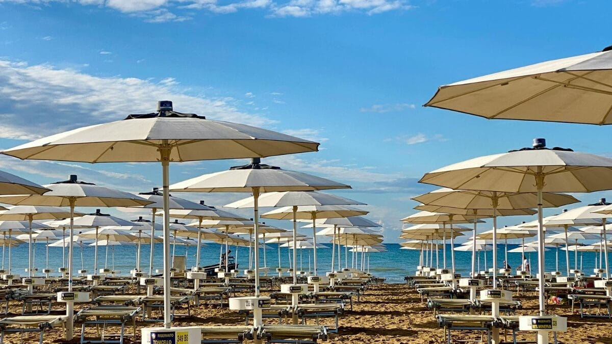 Praia proíbe guarda-sol para pessoas que não estáo acompanhadas de crianças e maiores de 65 anos