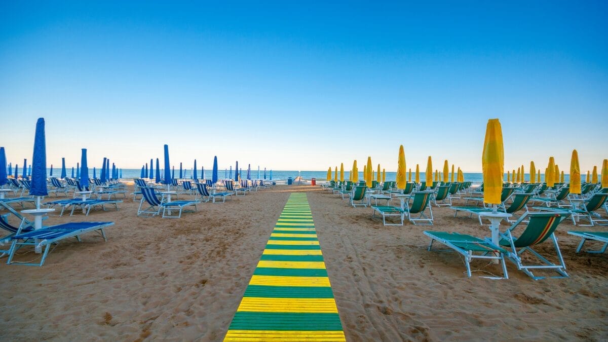 Praia proíbe guarda-sol para pessoas que não estáo acompanhadas de crianças e maiores de 65 anos