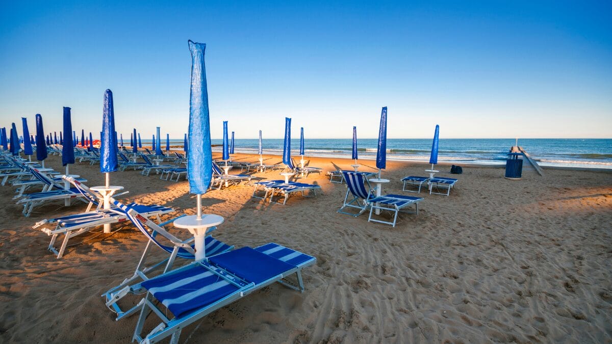 Praia proíbe guarda-sol para pessoas que não estáo acompanhadas de crianças e maiores de 65 anos