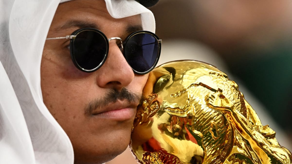 Seleção do Catar ainda sonha com a próxima fase (Foto: Reuters, Anne-Marie Sorvin)