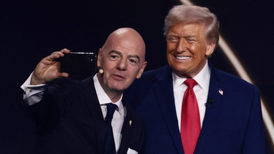 Donald Trump e Gianni Infantino, presidente da Fifa, durante o sorteio dos grupos da Copa (Foto: REUTERS, Evelyn Hockstein)