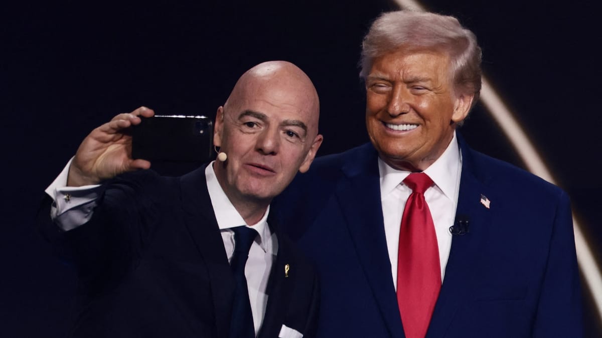 Donald Trump e Gianni Infantino, presidente da Fifa, durante o sorteio dos grupos da Copa (Foto: REUTERS, Evelyn Hockstein)