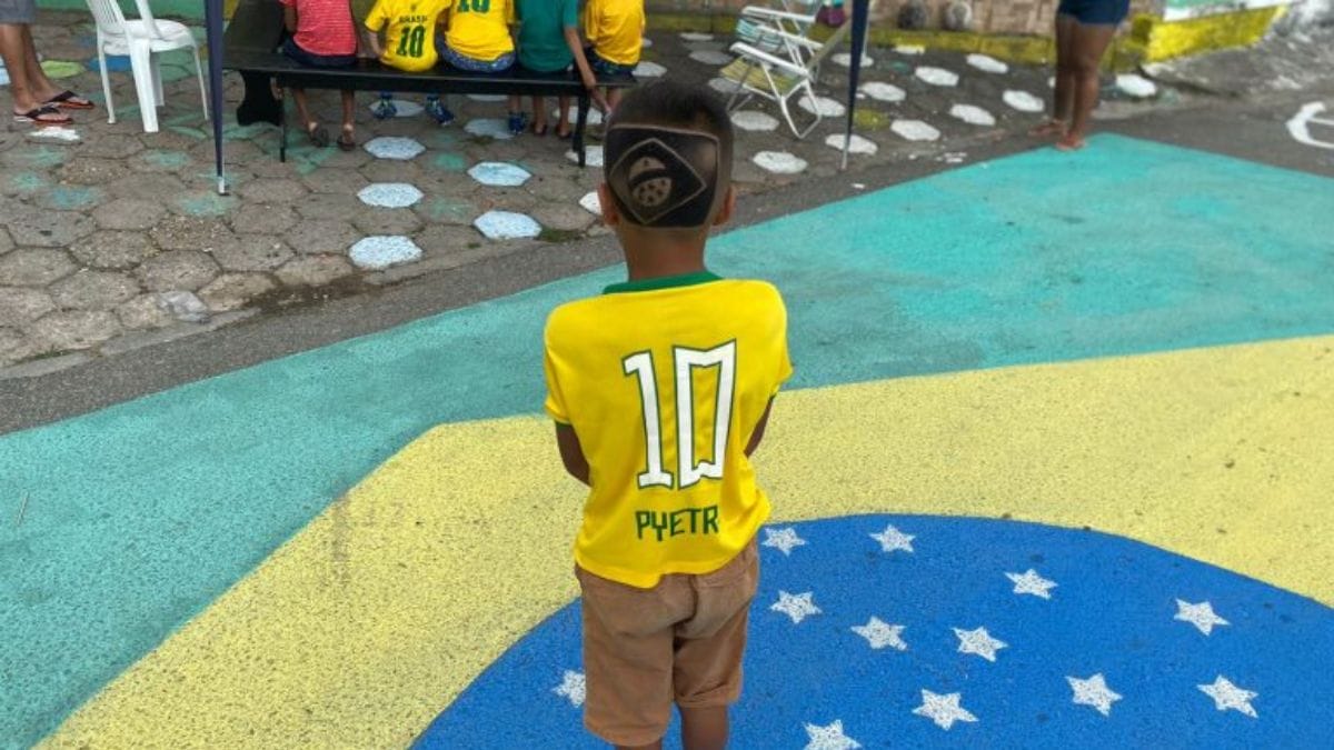 Rua pintada na copa no bairro Coloninha