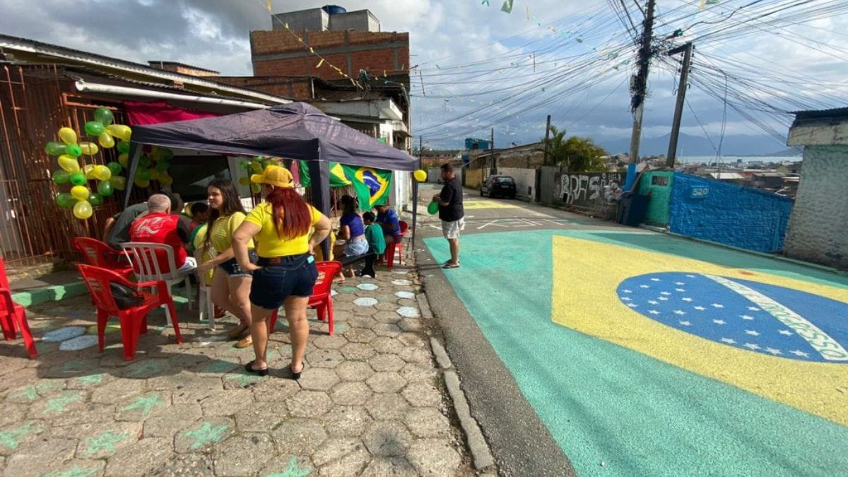 Rua pintada na copa no bairro Coloninha