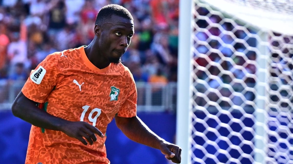 P&eacute;p&eacute; fez os gols da vit&oacute;ria da Costa do Marfim (Foto: Anadolu via Reuters Connect)