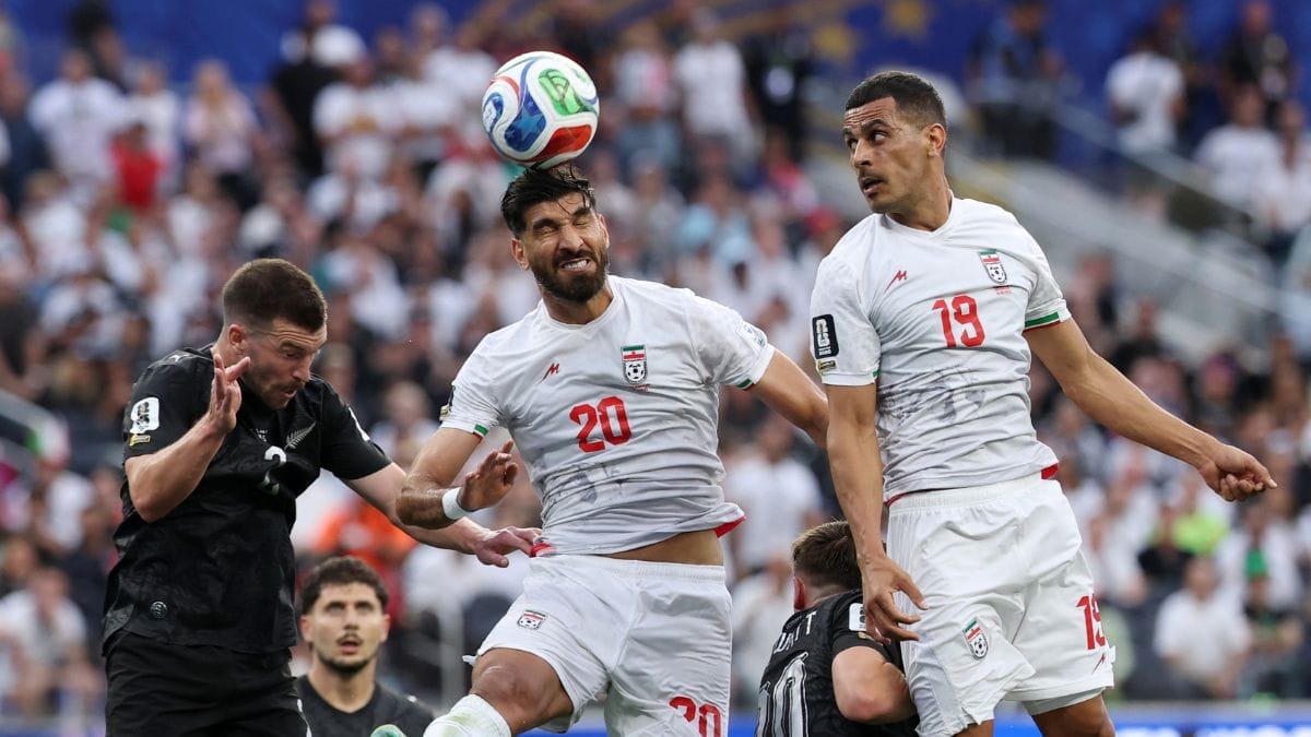 _Shahriyar Moghanlou e Ali Nemati, do Ir&atilde;, em a&ccedil;&atilde;o contra Tim Payne, da Nova Zel&acirc;ndia .