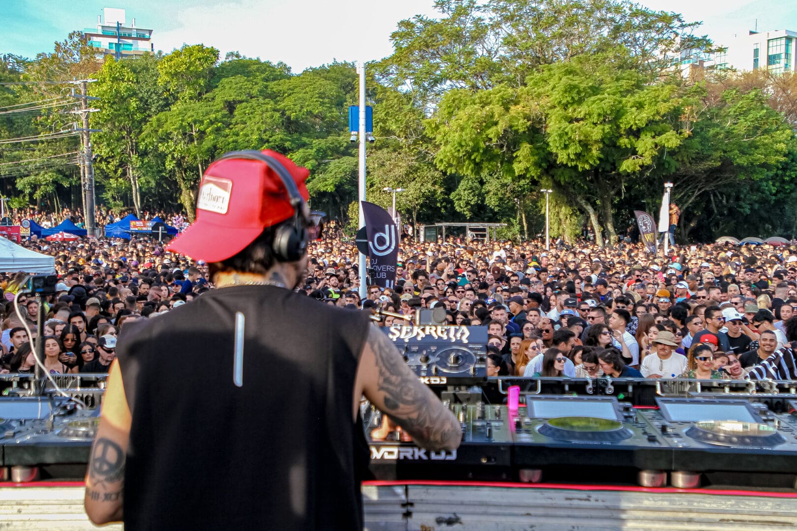 Show de música eletrônica ocorreu na Ponte Hercílio Luz em Florianópolis'