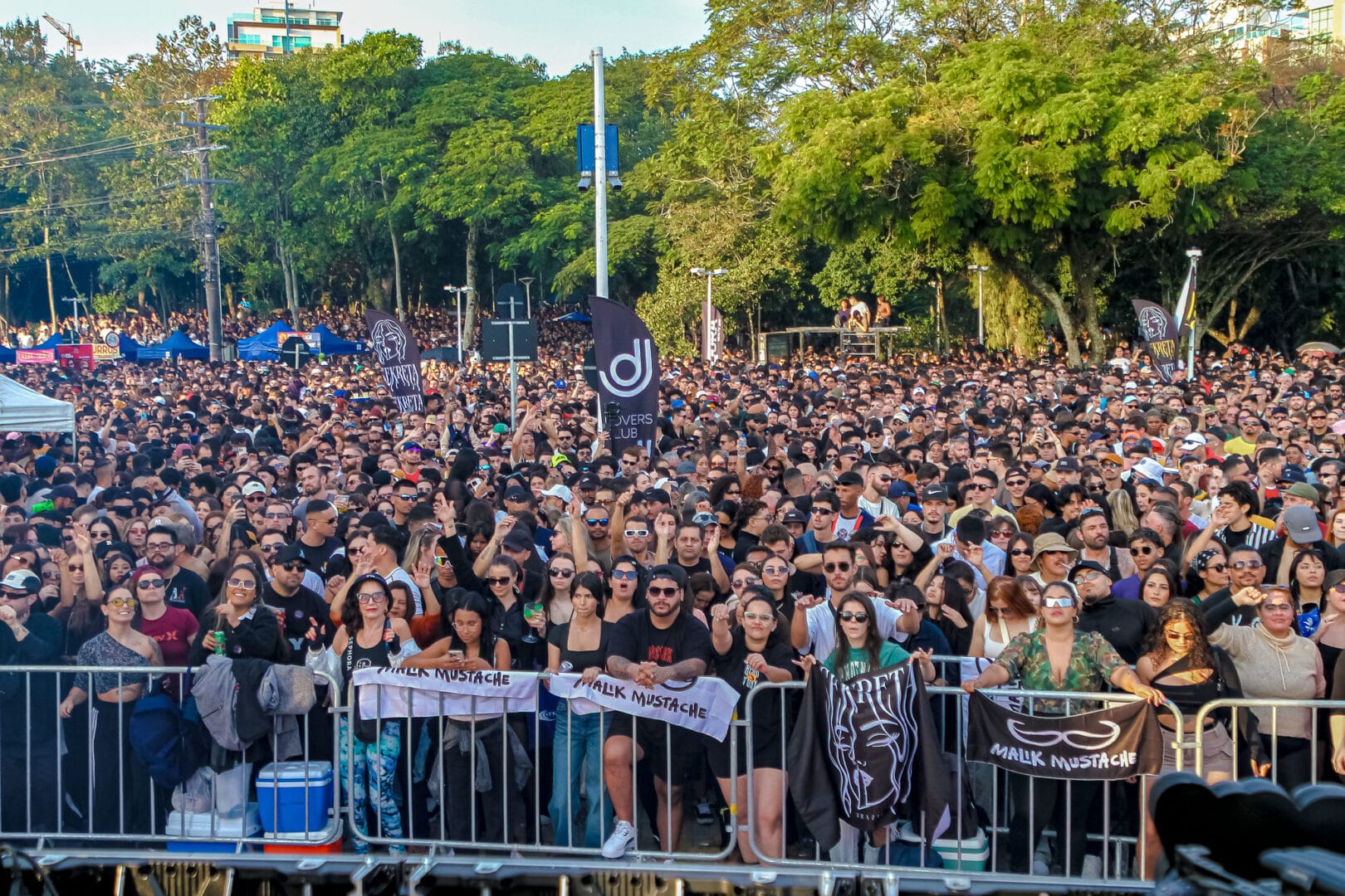 Show de música eletrônica ocorreu na Ponte Hercílio Luz em Florianópolis