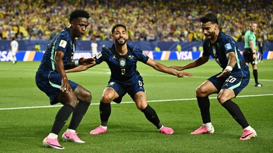 Jogadores da Seleção comemoraram o gol como surfista (Foto: REUTERS, Dylan Martinez)