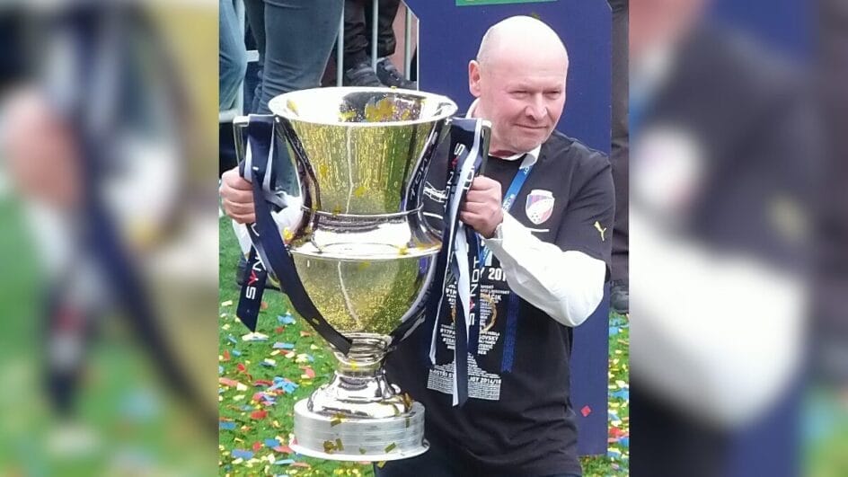 Técnico da República Tcheca, Miroslav Koubek, na época treinador dp FC Viktoria Plzeň na celebração do título da Liga Tcheca. durante a Copa do Mundo de 2026, ele se tornou o treinador mais velho a comandar um time em um mundial.