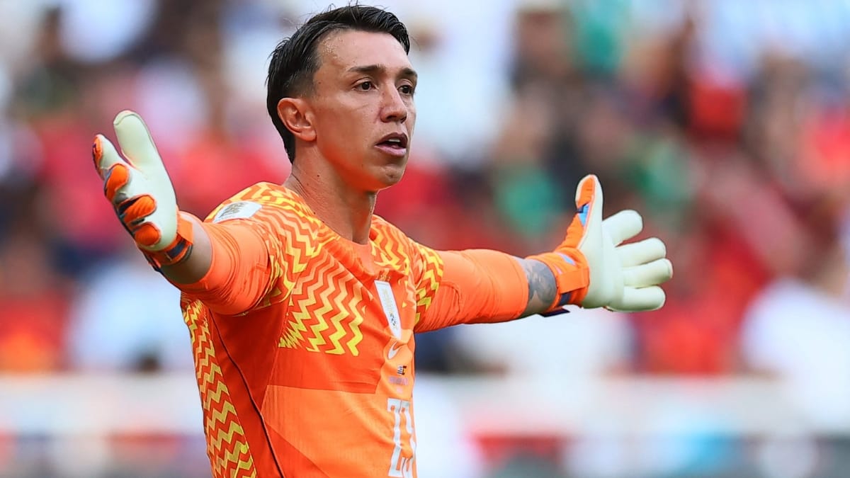 Muslera pediu para sair ainda no intervalo da partida (Foto: REUTERS)