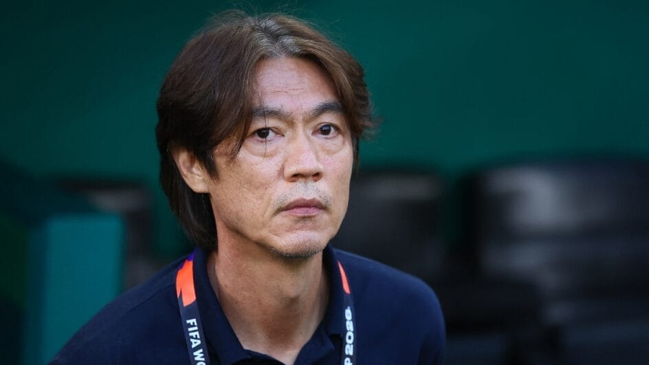 Hong Myung-bo sofreu ofensas ao retornar ao país asiático (Foto: REUTERS)