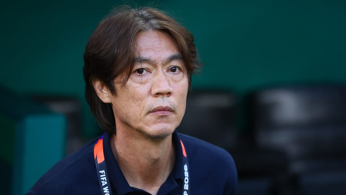 Hong Myung-bo sofreu ofensas ao retornar ao país asiático (Foto: REUTERS)