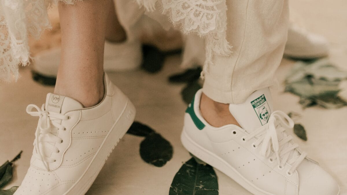 O tênis de noiva ganhou espaço nos casamentos modernos ao unir estilo, personalidade e conforto para o grande dia (Foto: Pexels)