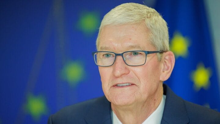 Tim Cook, CEO da Apple, em visita à Comissão Européia; executivo anuncia saída do cargo de liderança da empresa (Foto: European Commission, Christophe Licoppe, Wikimedia Commons, CC)
