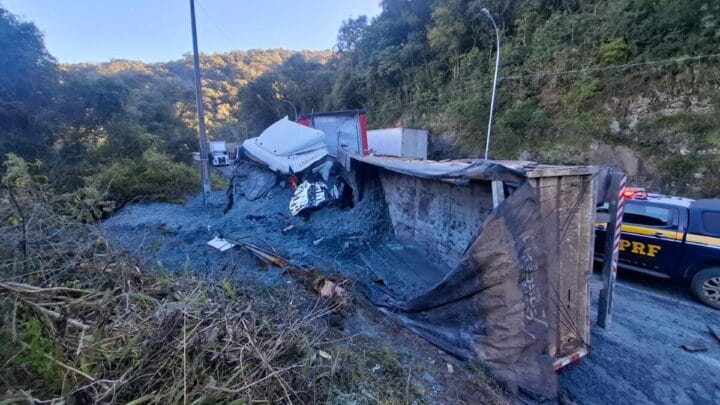 caminhão tombado despejando material arenoso