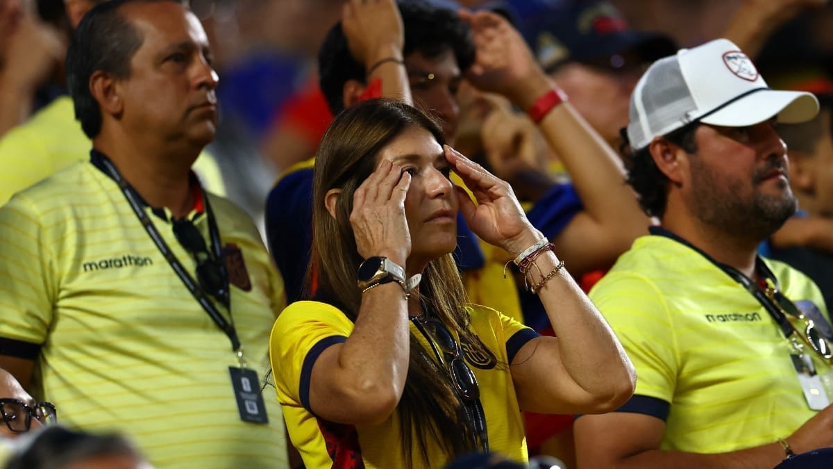 Torcedora do Equador reage durante a partida.