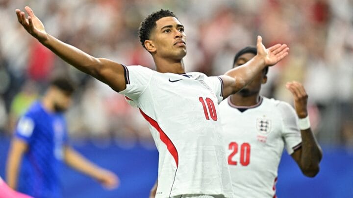 Bellingham comemora o gol marcado na vitória da Inglaterra (Foto: Reuters, Maria Lysaker)