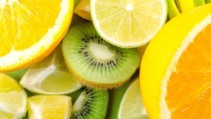 Frutas cítricas e kiwi são fontes de vitamina C, nutriente que pode ajudar a deixar a alimentação mais completa no inverno. (Foto: Lukas Blazek/Pexels)