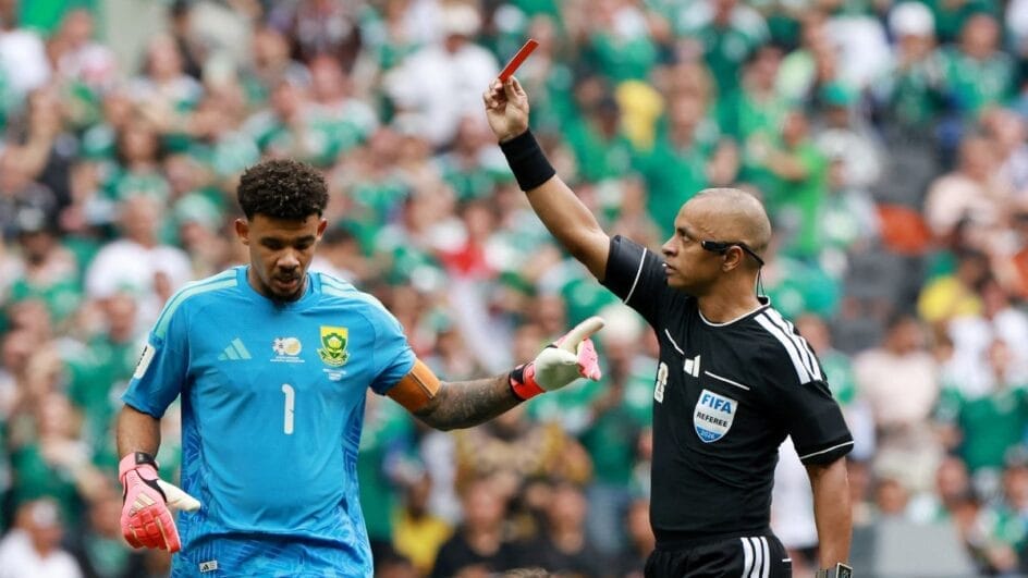 Wilton Pereira Sampaio aplicou cartões vermelho na estreia da Copa (Foto: Henry Romero, Reuters)