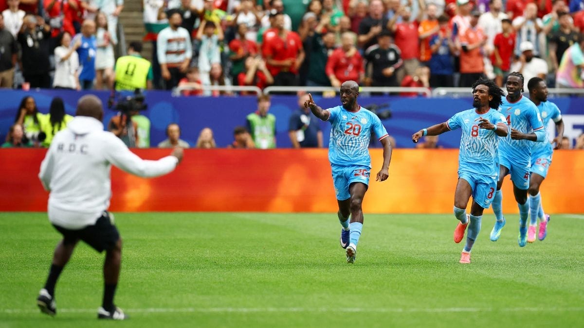 Yoane Wissa, da RD Congo, comemora o primeiro gol da equipe com Samuel Moutoussamy.