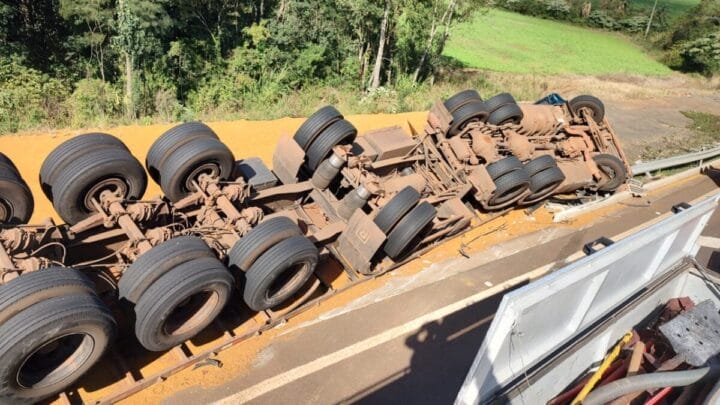 Vítima foi identificada como esposa do caminhoneiro que conduzia o veículo (Foto: CBMSC, Divulgação)