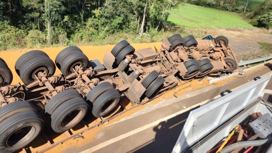 Vítima foi identificada como esposa do caminhoneiro que conduzia o veículo (Foto: CBMSC, Divulgação)