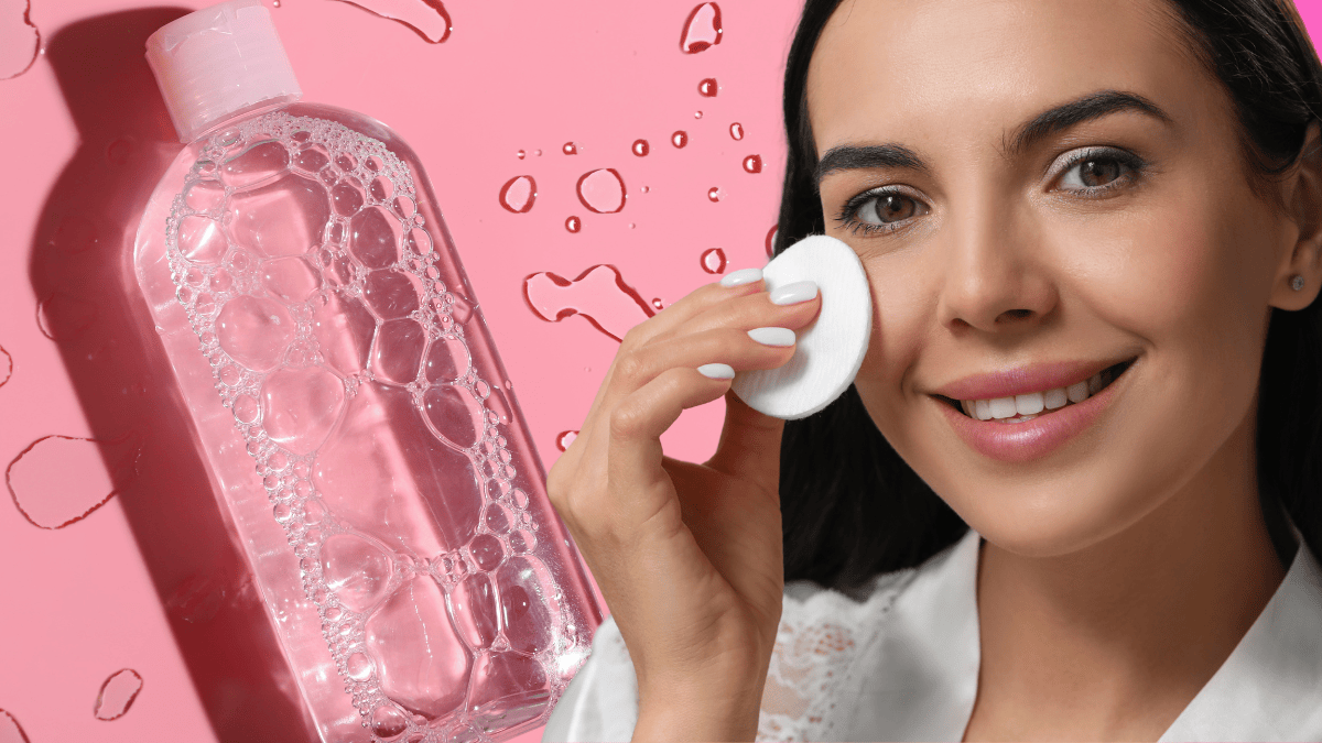 mulher fazendo skincare com embalagem de água micelar em segundo plano e fundo rosa