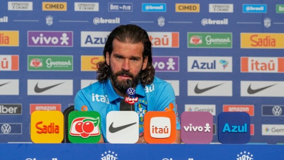 Goleiro da seleção brasileira, Alisson, dando entrevista coletiva em Nova Jersey, antes da estreia da Copa do Mundo 2026. (Foto: Nelson Terme, CBF)