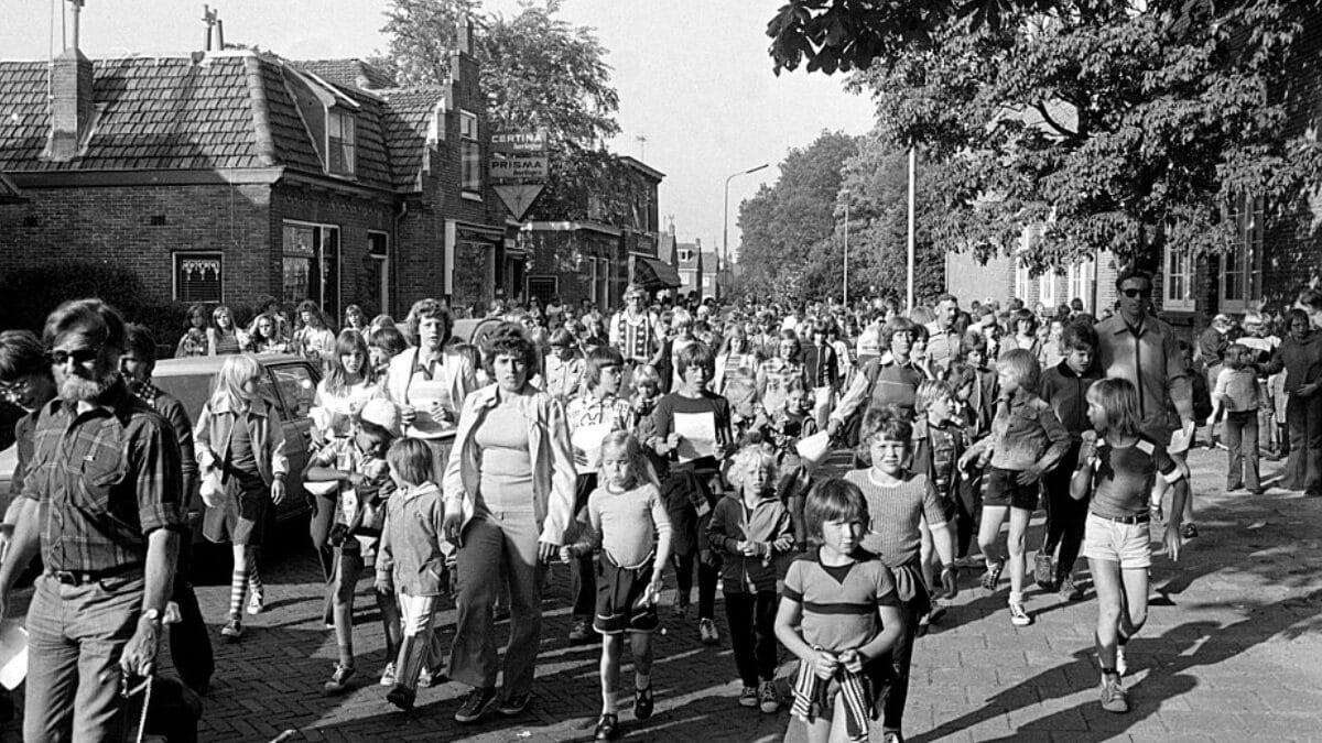 Crianças participam do Avondvierdaagse, tradição holandesa que transforma a caminhada em um momento de diversão e convivência (Foto: Fotopersbureau de Boer/ Wikimedia Commons)