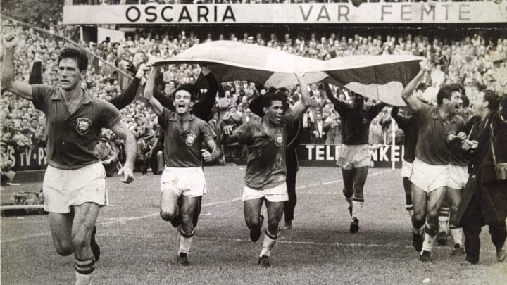 Seleção Brasileira dando a volta olímpica com a bandeira sueca, em homenagem aos donos da casa, após ganhar o titulo com uma vitória de 5x2 conta a própria Suécia da Copa do Mundo de 1958 na