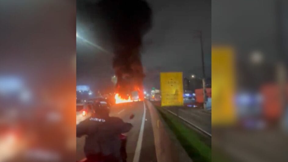 Incêndio atingiu caminhão que transportava carne em São José e deixou rodovia bloqueada por pelo menos duas horas (Foto: Thiago Fontoura, NSC TV)