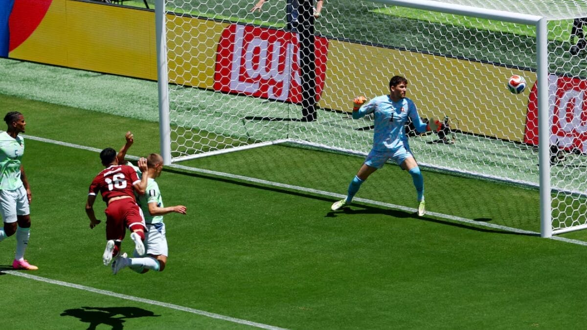 Pedro Miguel, do Catar, comemora após Boualem Khoukhi marcar o primeiro gol da equipe. Copa do Mundo FIFA 2026 - Grupo B - Catar x Suíça - Estádio da Área da Baía de São Francisco, Santa Clara, Califórnia, EUA - 13 de junho de 2026.
