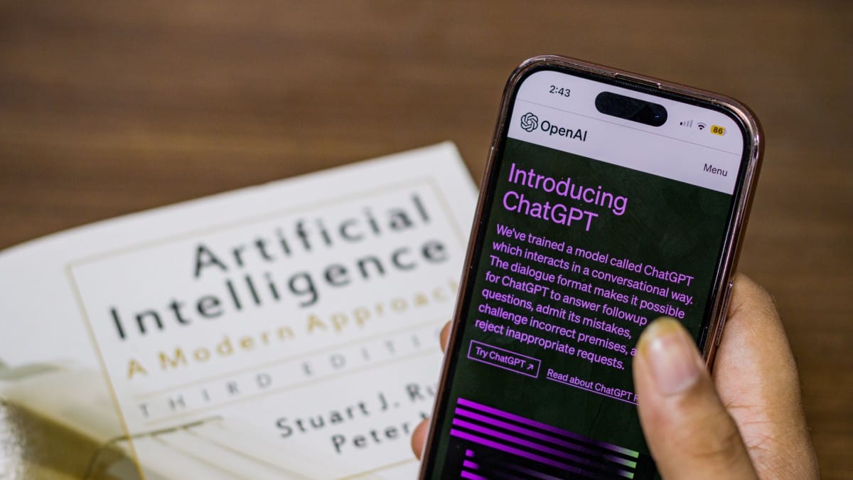 Tela de um celular exibindo o logotipo da OpenAI e a introdução do ChatGPT em modo escuro
